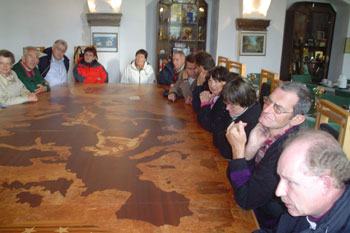 Die Teilnehmer höhren interessiert den Ausführungen des Kaplans zu!